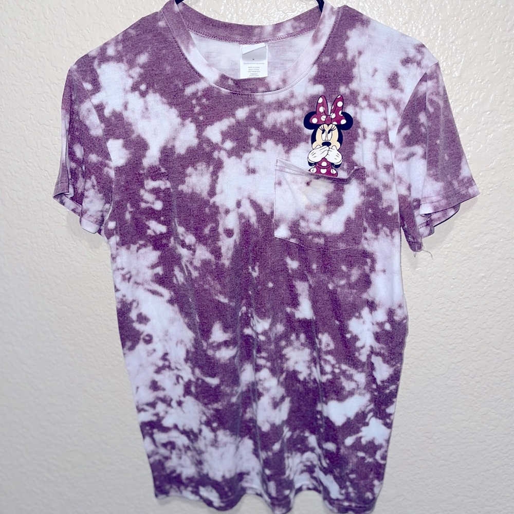 TYE DYE PURPLE AND WHITE MINNIE MOUSE TOP W FRONT POCKET! SIZE M. GOOD QUALITY!